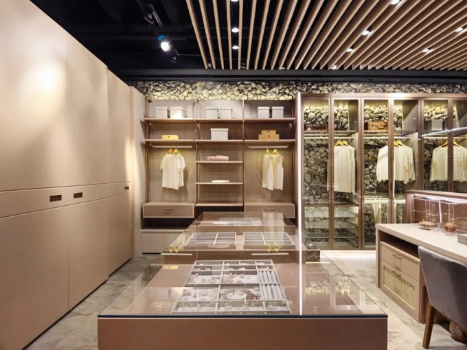 Texto imagem: Guarda-roupas planejados se encaixam perfeitamente em qualquer espaço – Créditos foto: Rogério Vaz